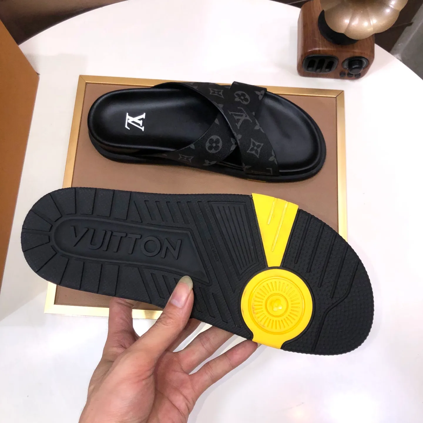 Men's shoes 💰400💰 [Louis Vuitton LV slippers] (high-end cowhide) counter 1:1 fashion style, a must-have for summer! The designer used LV’s iconic outsole. The original simple slippers instantly become fashionable! The upper is made of flexible special cowhide leather straps alternately, and the workmanship is exquisite! A must-have for stylish men in summer, size 38-45 (45 customized)